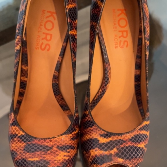 Beautiful Michael Kors tiger stilettos. Never worn excellent condition. - Picture 4 of 6